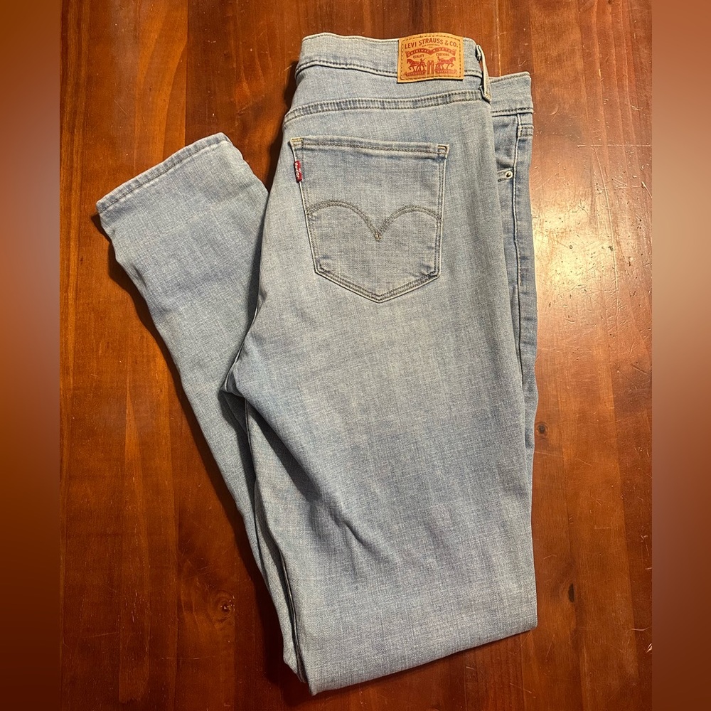 Women’s Levi’s skinny light wash jeans.